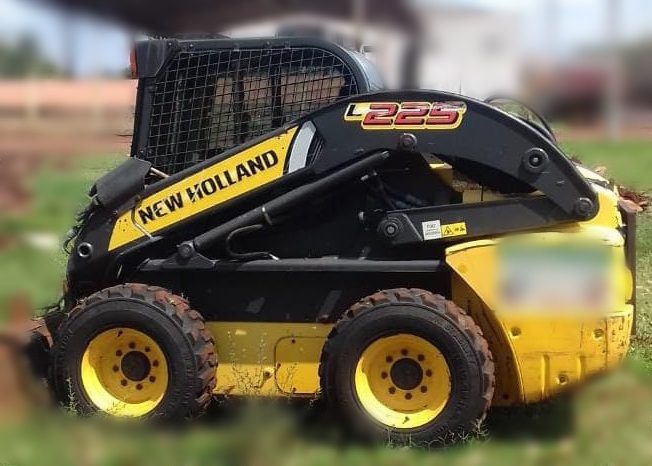 MINI CARREGADEIRA NEW HOLLAND L225 completo