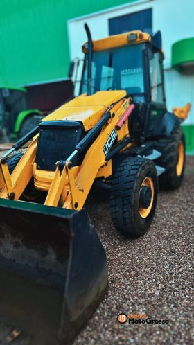 RETROESCAVADEIRA JCB