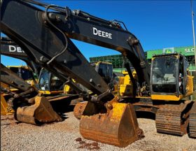 ESCAVADEIRA HIDRÁULICA JOHN DEERE 210 G