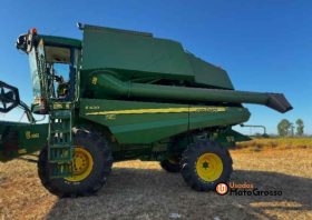 COLHEITADEIRA JOHN DEERE S430 – PLATAFORMA CARACOL 18 PÉS C/ PILOTO AUTOMÁTICO