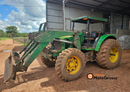 TRATOR JOHN DEERE 6110J – C/ LÂMINA DIANTEIRA