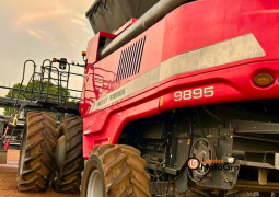 COLHEITADEIRA MASSEY FERGUSON 9895 – PLATAFORMA 40 PÉS DRAPER C/ PILOTO AUTOMÁTICO + PLATAFORMA DE MILHO VENCE TUDO PM16L – 16 LINHAS X 0,45 CM completo