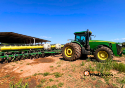 CONJUNTO TRATOR JOHN DEERE 8335R + PLANTADEIRA JOHN DEERE 2130 – 30 LINHAS X 0,45 CM completo