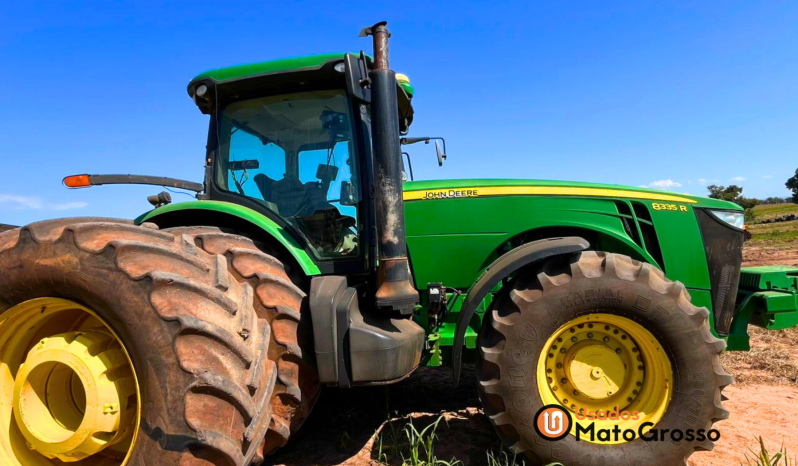 CONJUNTO TRATOR JOHN DEERE 8335R + PLANTADEIRA JOHN DEERE 2130 – 30 LINHAS X 0,45 CM completo