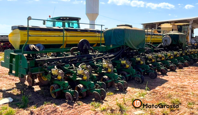 CONJUNTO TRATOR JOHN DEERE 8335R + PLANTADEIRA JOHN DEERE 2130 – 30 LINHAS X 0,45 CM completo