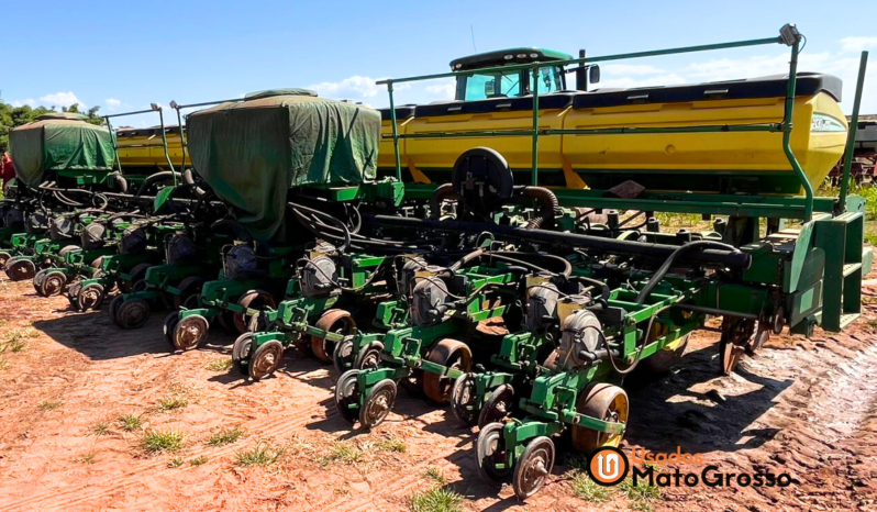 CONJUNTO TRATOR JOHN DEERE 8335R + PLANTADEIRA JOHN DEERE 2130 – 30 LINHAS X 0,45 CM completo
